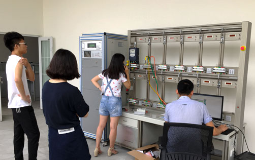 四川計量站使用三相電能表校驗裝置現(xiàn)場圖